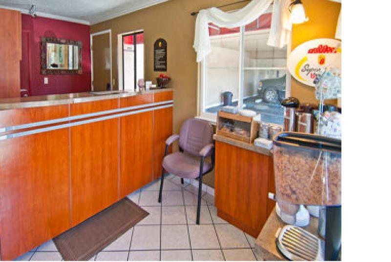 Super 8 By Wyndham Martinez Motel Exterior photo